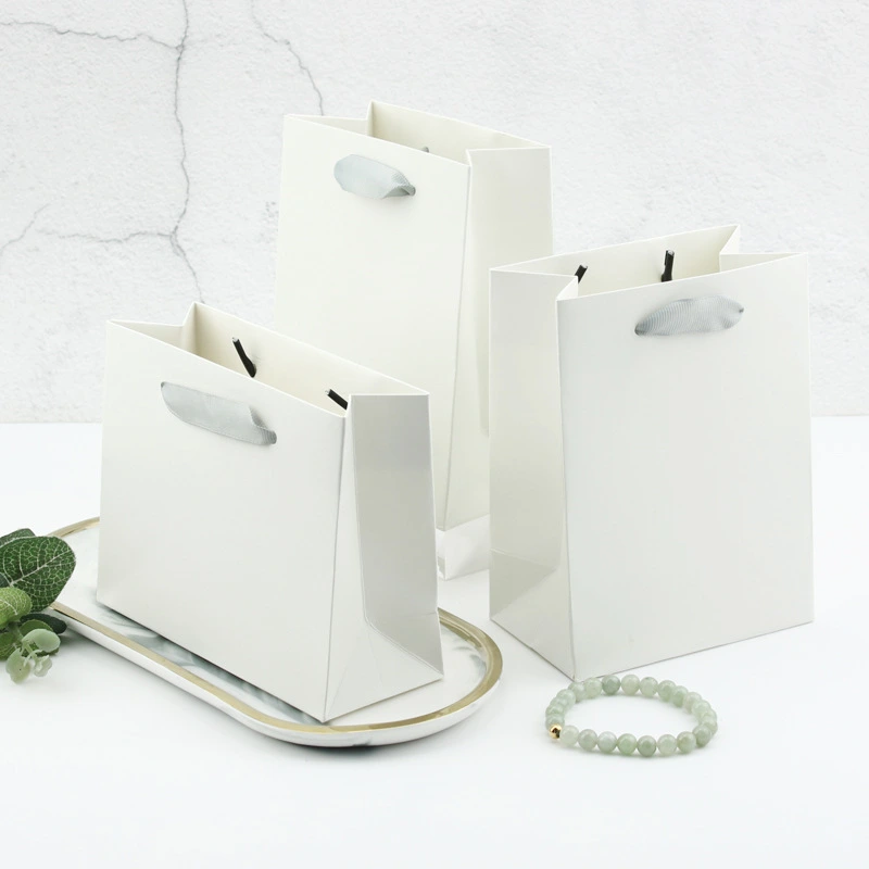 Hộp quà tặng đóng vai trò là mối liên kết chính giữa sản phẩm và người tiêu dùng với các giá trị cốt lõi của chúng như thế nào?